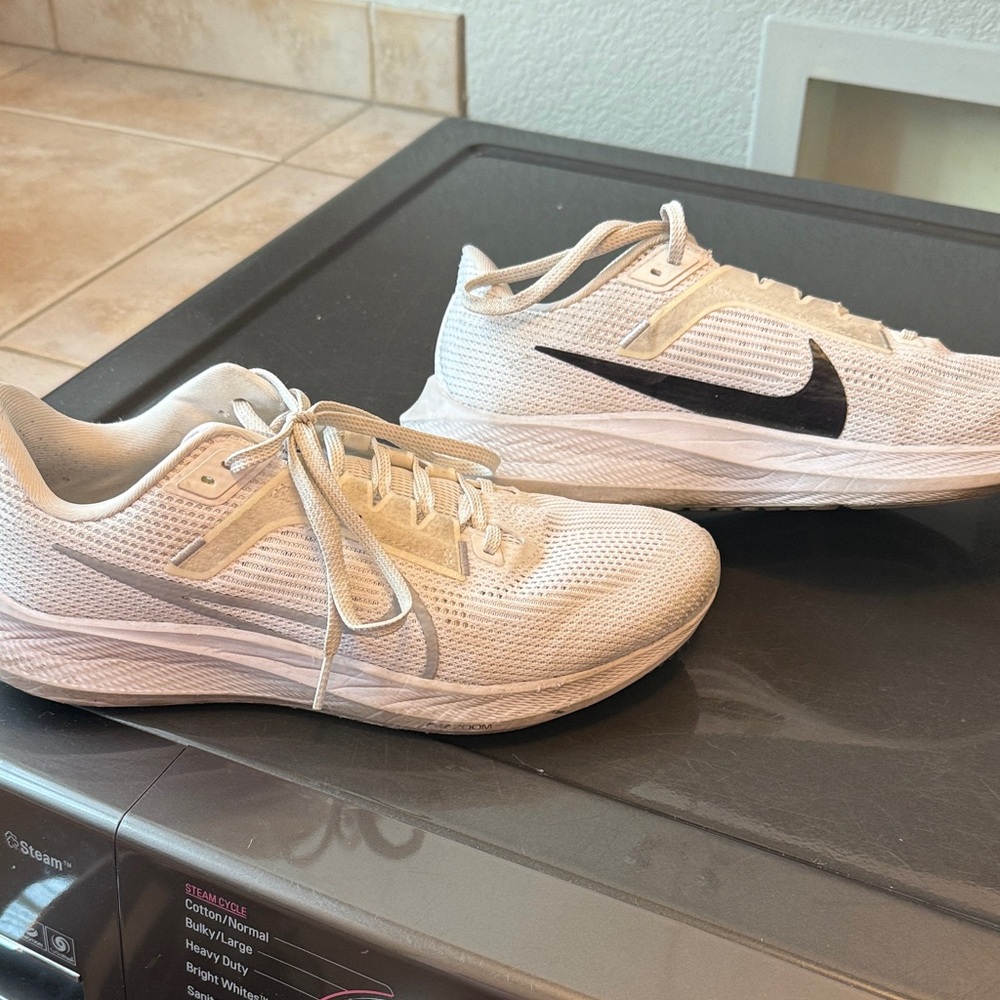 Nike pegasus 40 Sneakers with Black and grey Swoosh. Size 9